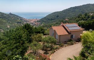 4-bedroom villa 336 m² in Liguria for 890,000 €