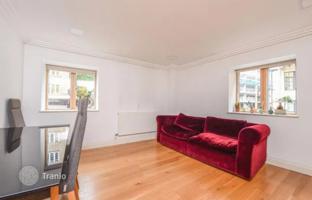 Two-bedroom apartment with a large terrace in a residence with meeting rooms, Westminster, London, UK for £885,000