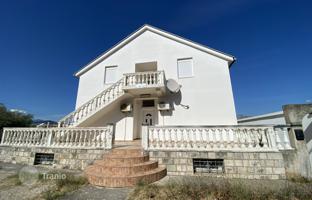 Three-level villa with 8 apartments and beautiful views in Radovici, Montenegro for 699,000 €