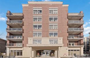 2-bedroom apartment in Dundas Street West for C$1,186,000
