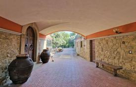 13th century villa for sale in Arezzo Tuscany for 980,000 €