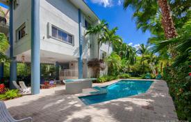 Well-kept three-level villa with a plot, a swimming pool, a parking and balconies, Key Biscayne, USA for $3,150,000