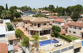 Three-storey villa with a swimming pool in Parque Montealcedo, suburb of Valencia, Spain for 885,000 €