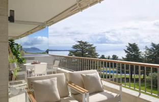 Bright two-bedroom apartment overlooking the sea and park in Californie, Cannes, France for 1,480,000 €