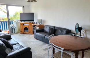 Two-bedroom apartment with sea views and a garage in Antibes, Cote d'Azur, France for 339,000 €