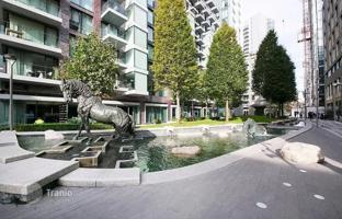 Two-bedroom apartment with a balcony in a tower with a swimming pool and a garden, City of London, UK for £896,000