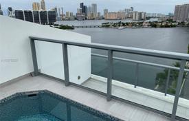 Five-room penthouse with a rooftop terrace and ocean views in Aventura, Florida, USA for $1,555,000