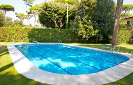 Villa in excellent condition with a swimming pool, a garden, a guest house and a lake at the promenade, 50 m from the sea, Forte dei Marmi. Price on request