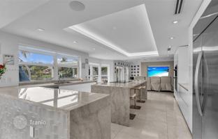 6-bedroom house 476 m² in Hialeah for $1,650,000