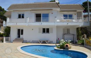 Three-storey villa with a panoramic view of the sea, a swimming pool and a garden in one of the best areas of Lloret de Mar, Spain for 507,000 €