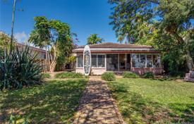 Cozy cottage with a plot, a parking and a terrace, Miami Beach, USA for $1,395,000