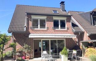 Four-storey townhouse with a garden and a garage in Krefeld, Düsseldorf, Germany for 622,000 €