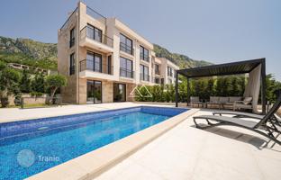 4-bedroom villa 220 m² in Reževići for 725,000 €