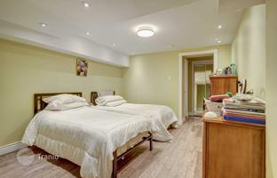 8-bedroom house in Etobicoke for C$1,184,000