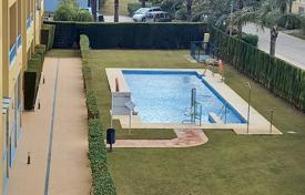 South-east facing second floor 3 bedroom apartment in Guadalmarina with communal pool for 349,000 €