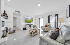 Townhome – West End, Miami, Florida,  USA for $605,000