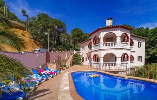 Three-storey furnished villa with a pool, terraces, panoramic views of the sea and the mountains in one of the best areas of Lloret de Mar for 702,000 €