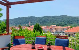 Comfortable villa with two terraces overlooking the bay, near the embankment, Stari-Gorod, Splitsko-Dalmatia County, Croatia for 800,000 €