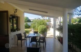 4-bedroom cottage 270 m² in Geroskipou for 800,000 €