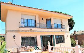 Three-storey villa with a swimming pool and a garden near the beach, in one of the best areas of Lloret de Mar, Spain for 507,000 €