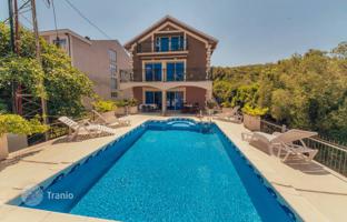 5-bedroom cottage 220 m² in Đuraševići for 788,000 €