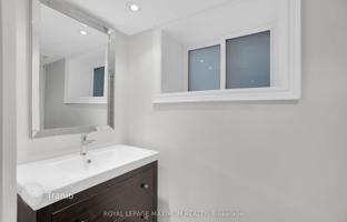 9-bedroom townhouse in Woodbine Avenue for C$1,601,000