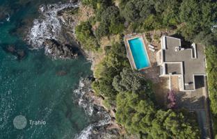Two-storey villa with a swimming pool directly on the beach in La Croix-Valmer, Côte d'Azur, France for 6,990,000 €