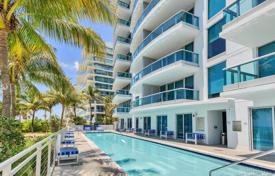 Bright flat with pool views in a residence on the first line of the beach, Surfside, Florida, USA for $960,000