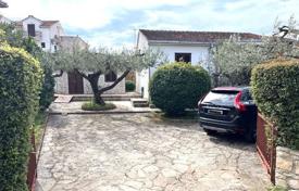 Supetar — detached single-storey house and studio apartment for 400,000 €