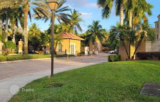 2-bedroom apartments in condo 91 m² in Tamarac for $279,000