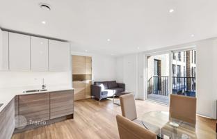 Two-bedroom apartment with a parking space and a view of the garden, Surrey Quays, London, UK for £525,000