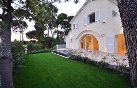 Modern villa with a garden and a parking near beaches, Cap d'Antibes, France for 4,700 € per week