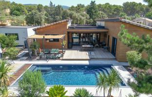 Exquisite villa with a pool, a large plot and beautiful views in Saint-Paul-de-Vence, Côte d'Azur, France for 2,190,000 €