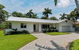 Spacious villa with a backyard, a swimming pool, a sauna, a summer kitchen, a seating area and a garage, Miami, USA for 1,589,000 €