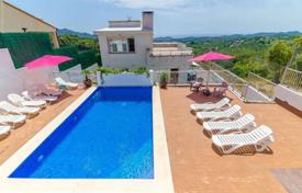 Beautiful house with 6 rooms with tourist license in the urbanization Los Pinares for 558,000 €