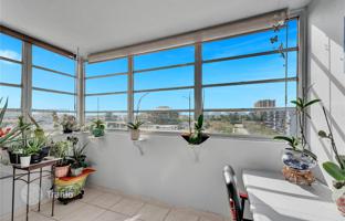 2-bedroom apartments in condo 101 m² in North Miami for $279,000