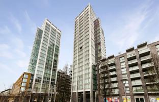 One-bedroom apartment with a balcony in a tower with a swimming pool, City of London, UK for £699,000