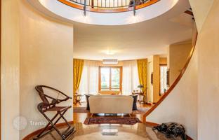 6-bedroom villa in Lake Como for 1,100,000 €