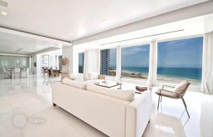 Luxury full-floor penthouse with a parking and a panoramic view in a building with a swimming pool, Netanya, Israel. Price on request
