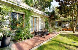 Apartments for sale in Paris. Paris 16th District — A delightful split-level apartment with a 128 m² garden Apartments for sale in Paris. Paris 16th District — A delightful split-level apartment with a 128 m² garden