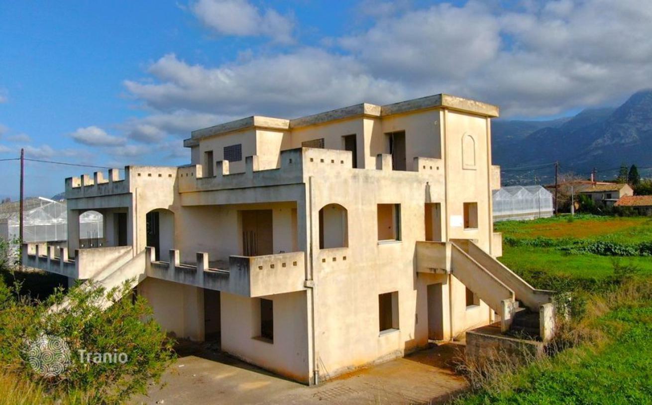 Villa for sale in Kyparissia, Greece — listing 2332963