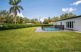 Spacious villa with a backyard, a swimming pool, a relaxation area and a parking, Miami, USA for 1,316,000 €