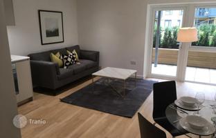 One-bedroom apartment with a patio in a residence with a swimming pool and a spa, Barnet, London, UK for £398,000