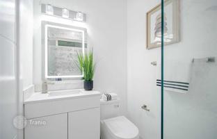 10-bedroom house in Woodbine Avenue for C$2,275,000