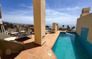 Elegant two-bedroom penthuse with a private pool in Estepona for 860,000 €