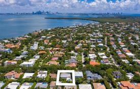 Spacious villa with a backyard and a seating area, Key Biscayne, USA for $1,475,000