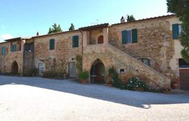 Traditional villa with a huge plot of land in Pienza, Tuscany, Italy for 1,900,000 €