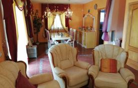 Semi-new house for sale in the Lloret Residencial urbanization for 365,000 €