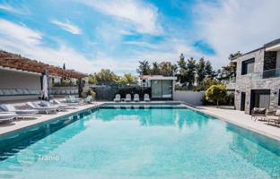5-bedroom villa 300 m² in Pefkochori for 1,600,000 €