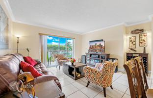 2-bedroom apartments in condo 96 m² in Hialeah for $295,000